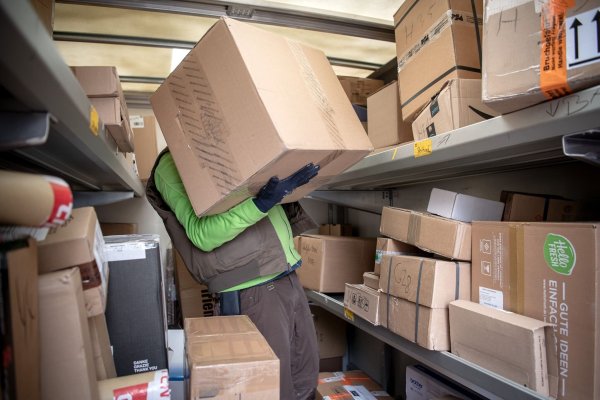 Mehrere Milliarden Pakete gelangten 2024 über Onlineplattformen in die EU gelangt. Die Bundesregierung will geltendes Recht nun besser durchsetzen. (Symbolbild) - © Sina Schuldt/dpa