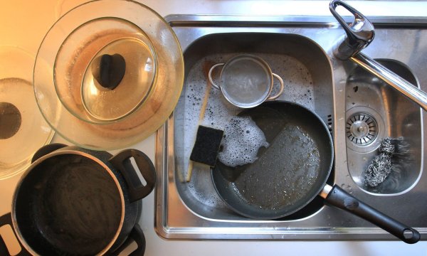 Männer überschätzen ihren Beitrag zur Hausarbeit, lautet ein Fazit aus einer repräsentativen Befragung. (Symbolbild) - © picture alliance / dpa