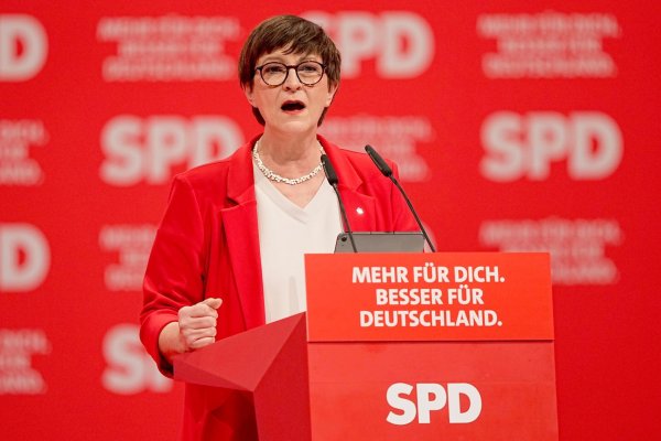 Die SPD-Chefin sieht Merz in einer Sackgasse. (Archivbild) - © Michael Kappeler/dpa
