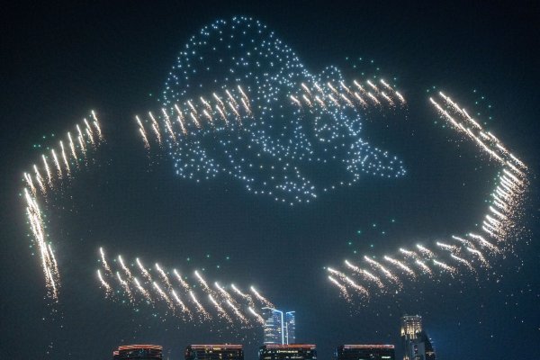 Düsseldorf: Drohnenshow an Silvester? - © Chan Long Hei/AP/dpa