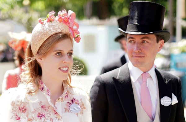 Die glücklichen Eltern: Prinzessin Beatrice (l.) von York und ihr Ehemann Edoardo Mapelli Mozzi. (Archivbild) - © Aaron Chown/PA/dpa