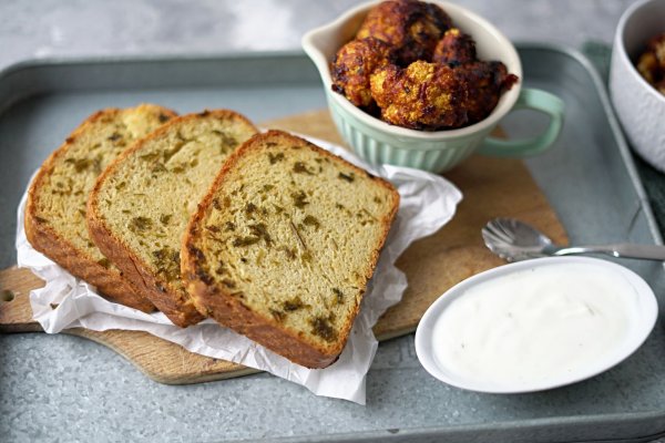 Außen knusprig, innen weich: Texas-Toast verdient als Beilage mehr Beachtung, findet Food-Bloggerin Mareike Pucka. Hier serviert mit würzigen Blumenkohlröschen. - © Mareike Pucka/biskuitwerkstatt.de/dpa-tmn