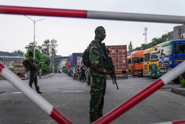 M23-Rebellen lassen rumänische Söldner aus dem Kongo nach Gisenyi im Ruanda ziehen. - © Brian Inganga/AP/dpa
