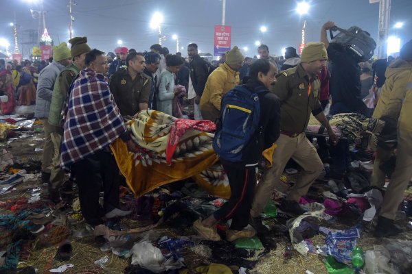 Nach einer Massenpanik tragen Helfer Opfer weg. - © Str./XinHua/dpa