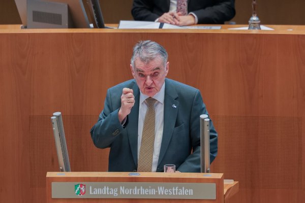 Nordrhein-Westfalens Innenminister Herbert Reul (CDU) fordert kurzfristige Antworten auf die jüngsten Gewalttaten von Solingen, Magdeburg und Aschaffenburg. - © Rolf Vennenbernd/dpa