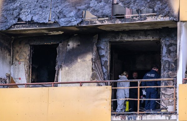 Die Kriminalpolizei will die Ursache des Brandes klären, bei dem drei Menschen ums Leben kamen. - © Patrick Pleul/dpa