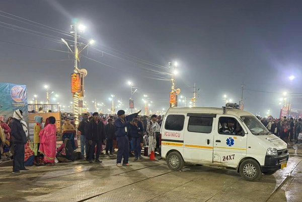 Ein Krankenwagen verlässt den Ort einer Massenpanik beim weltgrößten Pilgerfest in Indien. (Foto aktuell) - © Rajesh Kumar Singh/AP/dpa