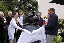 35-J&auml;hriges: Im August 2011 wird mit B&uuml;rgermeister Rainer Heller (rechts) das Borrelmaneke am Hasselter Platz enth&uuml;llt. - &copy; Privat