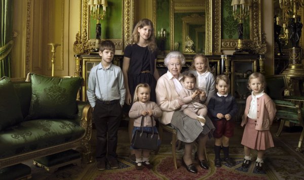 Eine Aufnahme der Queen mit ihren Urenkeln von Annie Leibovitz. Auf dem Foto sind fünf Urenkel und ihre zwei jüngsten Enkel in ihren Räumen im Windsor Castle zu sehen. James, Viscount Severn (links), 8, and Lady Louise (Zweite von links), 12, Mia Tindall, die die Handtasche der Queen hält, die zwei Jahre alte Savannah (Dritte von rechts), 5, und Isla Phillips (rechts), 3. Danach Prinz George (Zweiter von rechts), 2, und in den Armen der Queen, Princess Charlotte (11 Monate). - © dpa / Annie Leibovitz