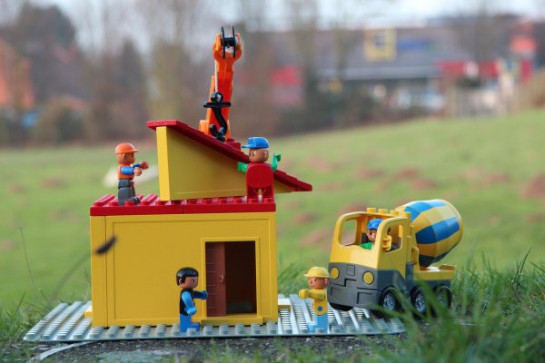 Schaffe, schaffe, Häusle baue: Am Vogelsang werden die Handwerker anrücken, um zwischen dem Edeka (im Hintergrund) und dem Sporthaus die neue Astrid-Lindgren-Förderschule zu bauen. Der Standort in Leese soll dagegen aufgegeben werden. - © Till Brand
