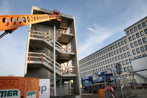 Die Treppenhäuser für das neue Parkhaus am Finanzamt stehen derzeit noch etwas verlassen da. - © Bernhard Preuß