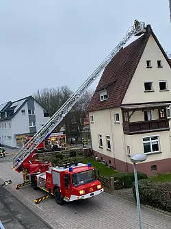 Die Feuerwehr versuchte, den Kamin über die Drehleiter zu kehren. - © Feuerwehr Lügde