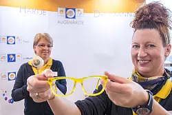 Klarer Durchblick: Um das Auge auch Nachhaltig zu f&ouml;rdern, gaben Ilka Remin (vorne) und Ulrike Hilpert den Besuchern Anregungen. - &copy; Laurenz Tegethoff