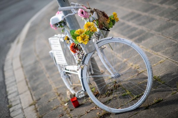 Gedenken an eine von einem abbiegenden Lkw überfahrene Radfahrerin. (Symbolbild) - © Daniel Karmann/dpa