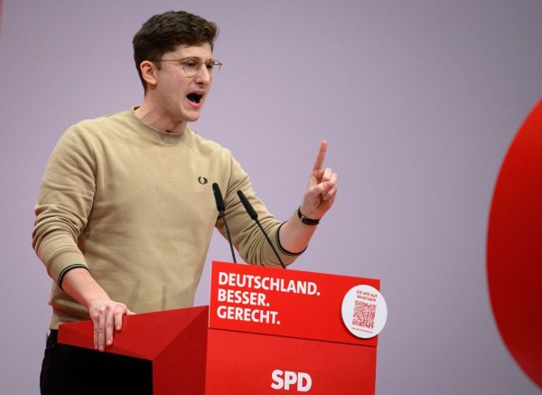 Juso-Chef Türmer mobilisiert gegen das «Sicherheitspaket» - © Bernd von Jutrczenka/dpa