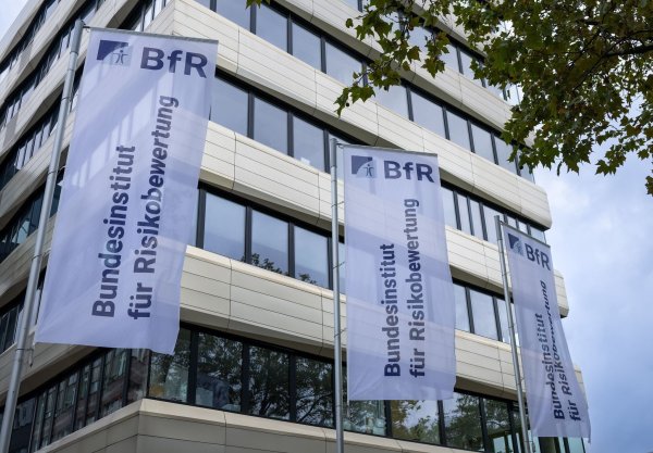 Laut dem Bundesinstitut für Risikobewertung sind 5 bis 10 Gramm Koffein-Pulver bereits potenziell tödlich. (Archivbild) - © Monika Skolimowska/dpa