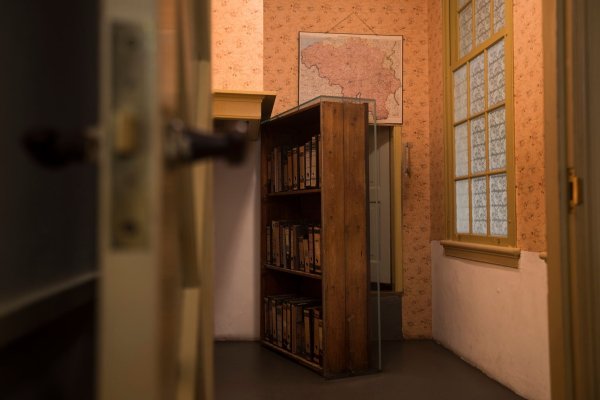 Der Durchgang zu einem geheimen Anbau ist in der Dauerausstellung im Anne-Frank-Haus zu sehen. (Archivfoto) - © Peter Dejong/AP/dpa