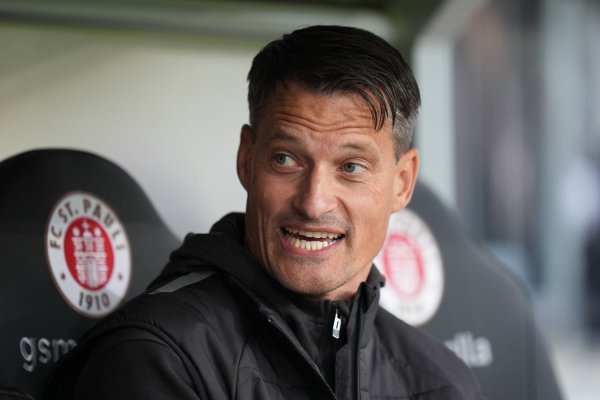 Alexander Blessin und der FC St. Pauli spielen am Freitag in Dortmund. - © Marcus Brandt/dpa