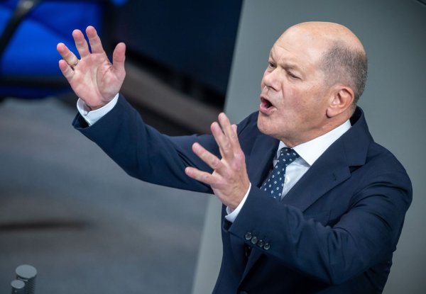 Scholz attackiert Merz - © Michael Kappeler/dpa