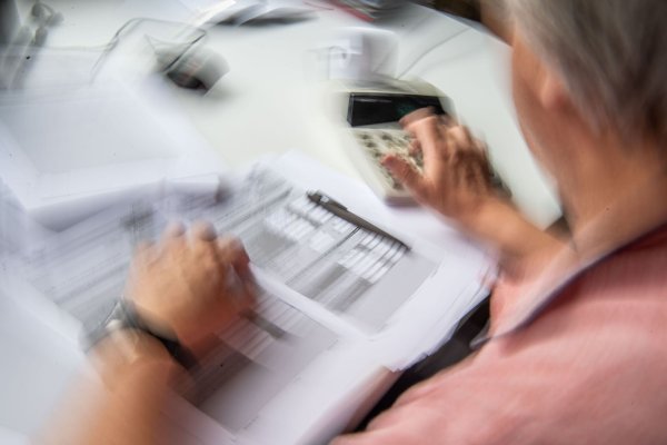 Mit gefälschten Steuerbescheiden wollen die Betrüger in verschiedenen Bundesländern an Geld kommen. (Symbolbild) - © Lino Mirgeler/dpa