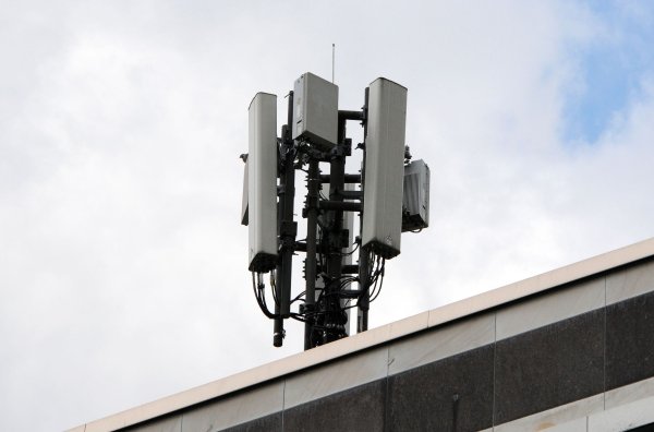 Mobilfunkantennen des Funkstandards 4G (länglich) und 5G (quadratisch) sind auf einem Dach an einem kleinen Mast montiert. - © Wolf von Dewitz/dpa