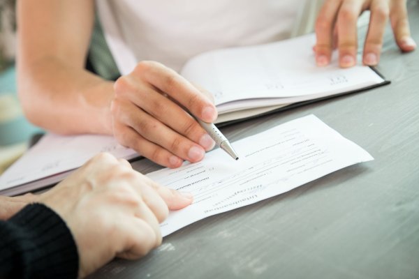 Zusätzliche Urlaubstage können verhandelt werden: Beschäftigte sollten im Gespräch mit der Führungskraft ihre Erfolge und den Mehrwert für das Unternehmen betonen. - © Christin Klose/dpa-tmn
