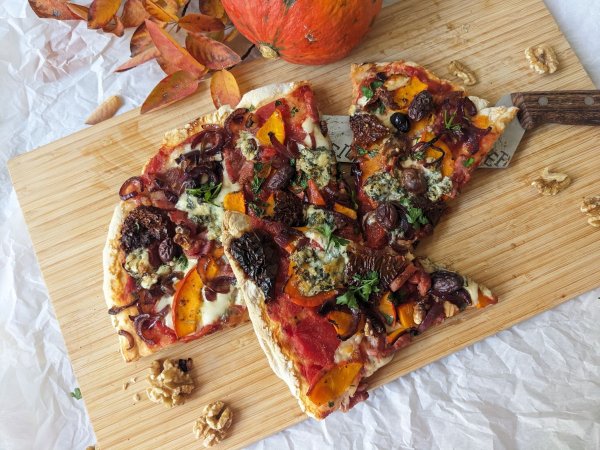Food-Bloggerin Doreen Hassek bringt mit ihren Zutaten die Farben des Herbstes auf die Knusper-Pizza. - © Doreen Hassek/hauptstadtkueche.blogspot.com/dpa-tmn
