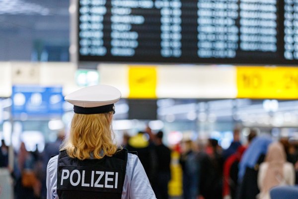 Am Flughafen Hannover wurde am Dienstag ein mutmaßlicher IS-Unterstützer festgenommen. (Archivbild) - © Michael Matthey/dpa