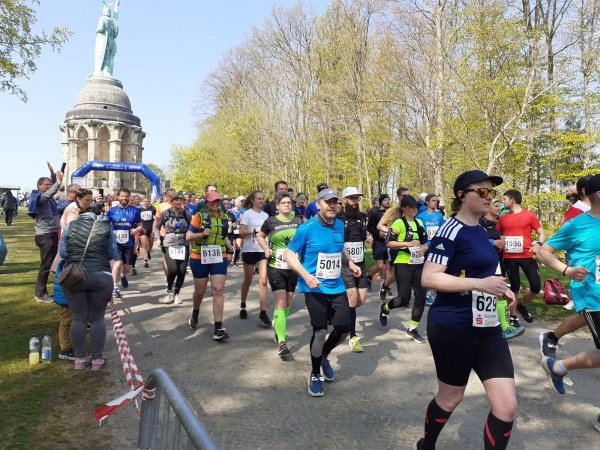 Rund 6500 Läufer sind am Sonntag am Hermannsdenkmal gestartet, 1000 Wanderer und Jogger waren zu dem Zeitpunkt bereits auf der Strecke unterwegs. - © Philipp Kersten