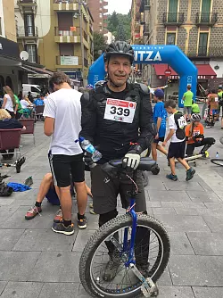 Im Ziel: Jens Heuwinkel nach seiner Teilnahme an einer Downhill-Fahrt. Er kommt als achter seiner Altersklasse über die Linie. - © Privat