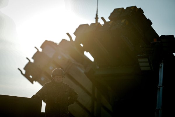 Nach dem Eindringen russischer Drohnen in den Luftraum der Nato will die Nato die Schutzmaßnahmen an der Ostflanke noch einmal verbessern. (Archivbild) - © Kay Nietfeld/dpa