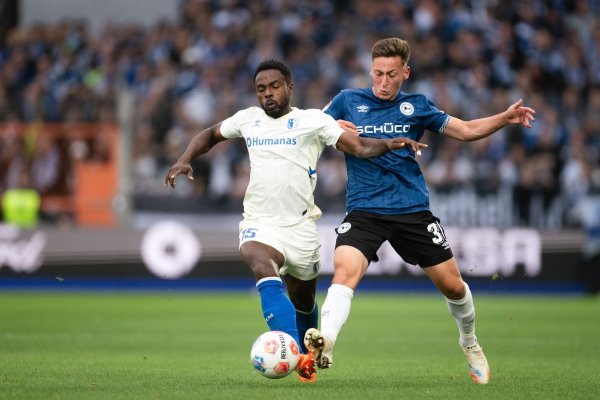 Lieferten sich eine umkämpfte Partie: Arminia Bielefeld und der 1. FC Magdeburg. - © Marius Becker/dpa