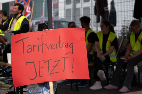 Demonstration für einen Tarifvertrag, hier bei einem Dönerspieß-Hersteller (Archivbild). - © Markus Lenhardt/dpa