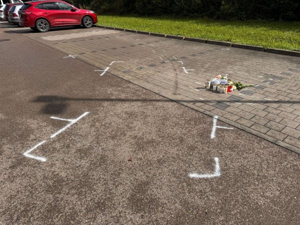Auf diesem Parkplatz ereignete sich der tödliche Fall. - © Marijan Murat/dpa