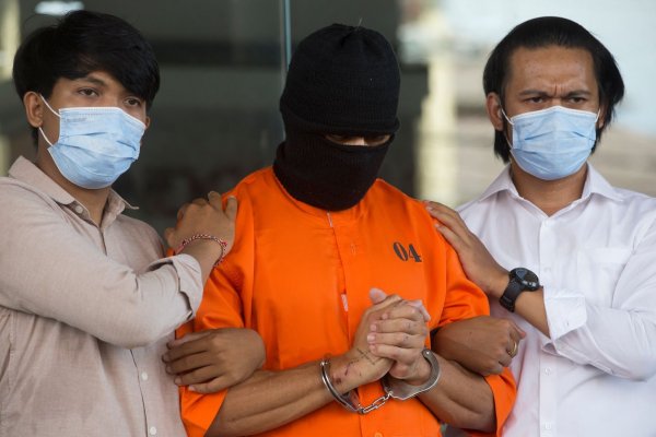 Der Verdächtige wurde nach seiner Festnahme im Mai in einem orangen Sträflingsanzug der Presse vorgeführt. - © Firdia Lisnawati/AP/dpa