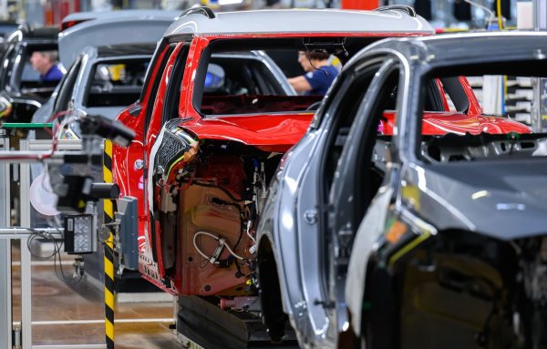 Ab 2035 sollen in der EU keine neuen Autos mit Benzin- oder Dieselmotor mehr zugelassen werden dürfen. (Symbolbild) - © Hendrik Schmidt/dpa