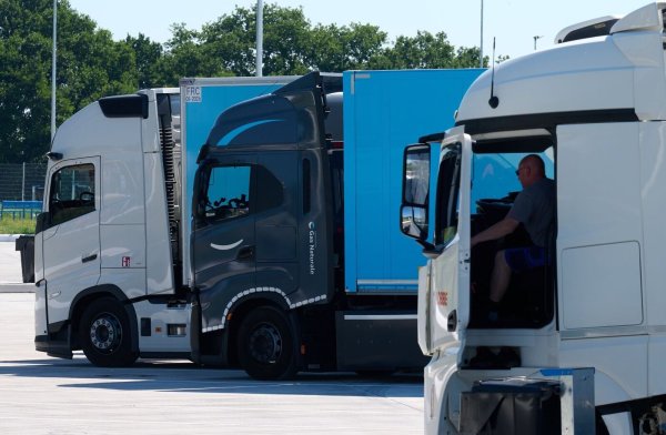 CDU und Grüne fordern bessere Arbeitsbedingungen für Lkw-Fahrer. (Archivbild) - © Bernd Thissen/dpa