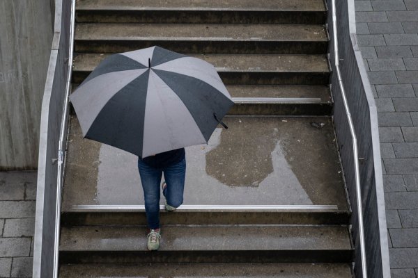 Einen Regenschirm sollte man in Nordrhein-Westfalen am Wochenende lieber dabei haben. (Symbolbild) - © Marijan Murat/dpa