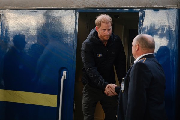 Prinz Harry reist mit einem Anliegen in die Ukraine. - © Eisenbahngesellschaft Ukrzaliznytsia/AP/dpa