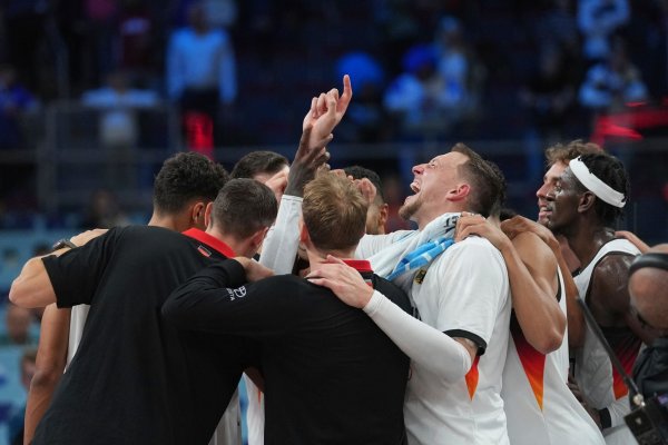 Gemeinsamer Jubel der Basketballer nach dem Finaleinzug. - © Sergei Grits/AP/dpa