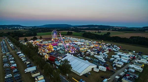 Das Wilbasen-Gelände vor den Toren Blombergs im Kreis Lippe liegt völlig frei auf einer Wiese entlang einer Schnellstraße. - © Geoinfo Kreis Lippe, René Heistermann