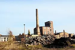 Von diesem Schornstein des ehemaligen Reichsbahnausbesserungswerkes (RAW) in Magdeburg ist der 24-jährige Bünder gestürzt.