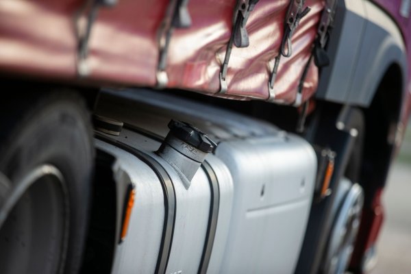 Im Koalitionsstreit über schärfere CO2-Standards für Lastwagen in der EU gibt es eine Einigung. - © Thomas Banneyer/dpa