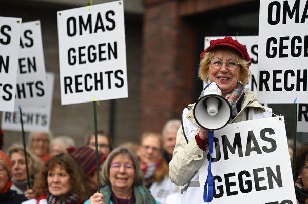 Mechthilde Schratz gehört zu den Omas gegen Rechts in Leer. - © Lars Penning/dpa