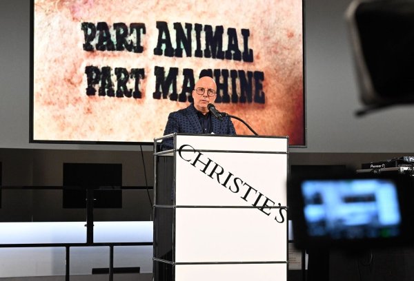 Kurator Bernhart Schwenk in der Pinakothek der Moderne in München bei der Eröffnung der Ausstellung «Flatz. Something Wrong with Physical Sculpture». - © Felix Hörhager/dpa