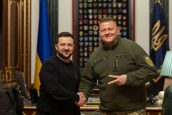 Der Oberbefehlshaber der ukrainischen Streitkräfte, Walerij Saluschnyj (r), ist von seinem Posten entbunden worden. - © Uncredited/Ukrainian Presidential Press Office/AP/dpa
