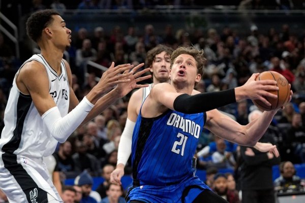 Orlandos Center Moritz Wagner (21) zieht gegen Spurs Center Victor Wembanyama (l) zum Korb. - © John Raoux/AP