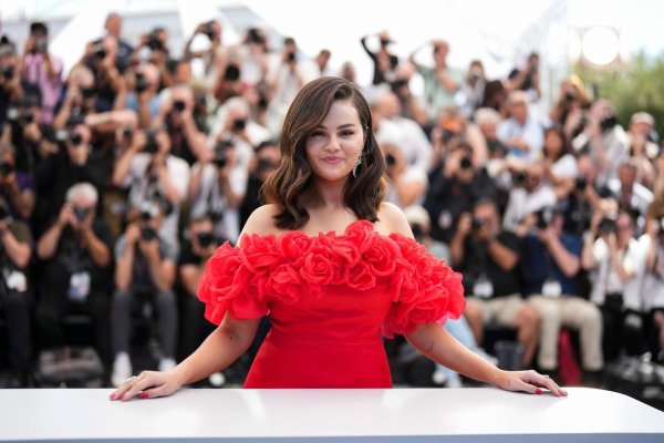 Selena Gomez überraschte am Wochenende das Volleyballteam einer Highschool mit einem Besuch. (Archivbild) - © Scott A Garfitt/Invision/AP/dpa