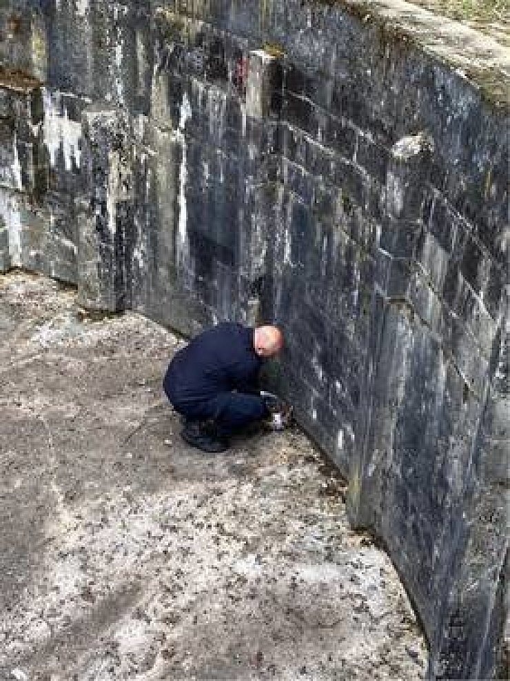 Das Kitz wäre aus eigener Kraft nicht aus dem hohen Becken herausgekommen. - © Feuerwehr Lemgo