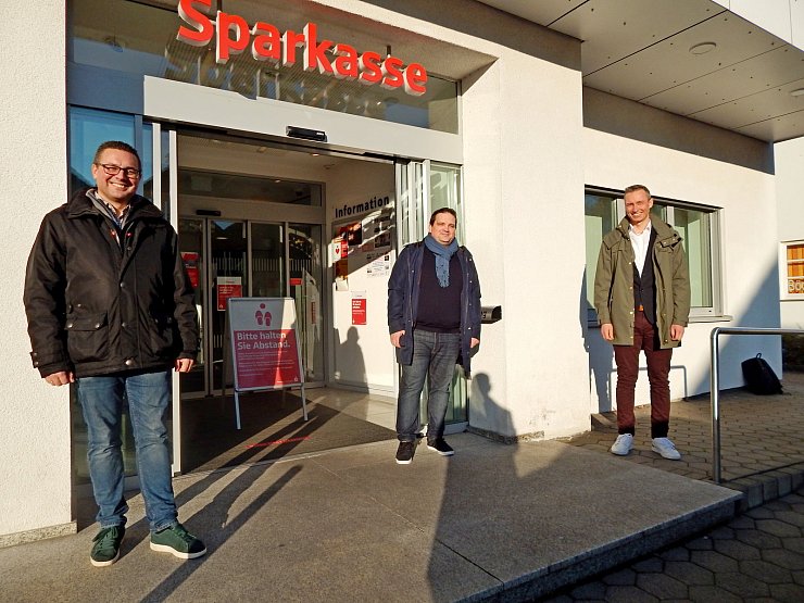 Jens Dressler, Dennis Thon und Daniel Bartke (von links) von der Initiative Oerlinghausen wollen mit dem Vorstand der Sparkasse Lemgo reden.  - © Gunter Held
